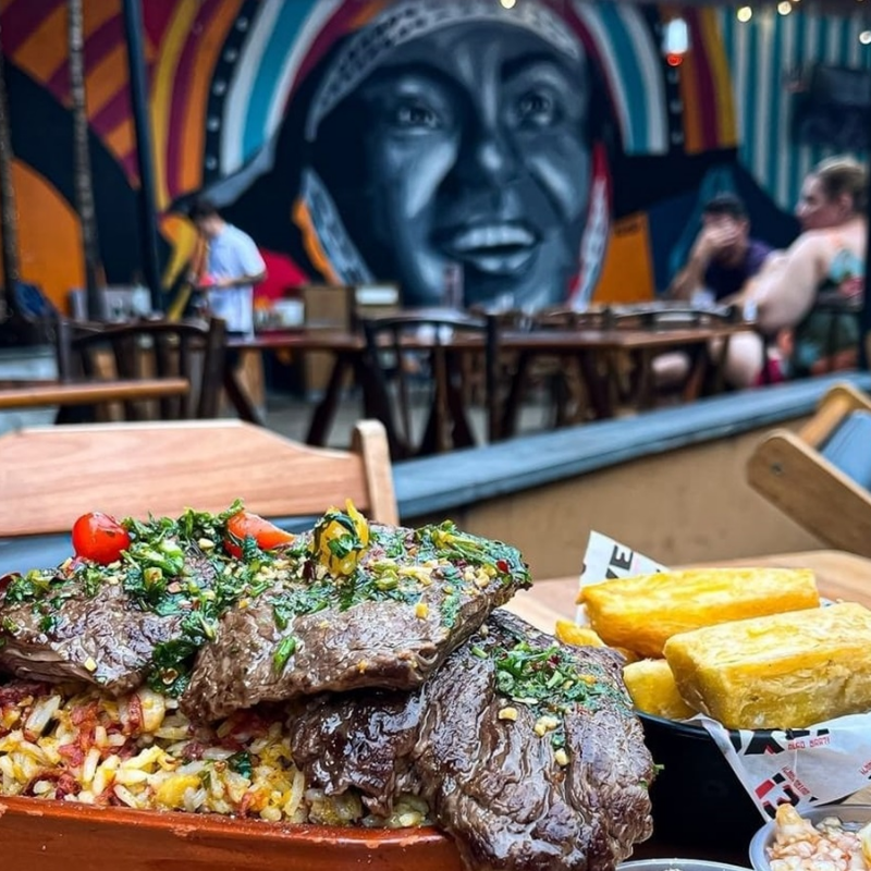 Prato com elementos da culinária nordestina, representando a autêntica comida sertaneja para saborear em SP