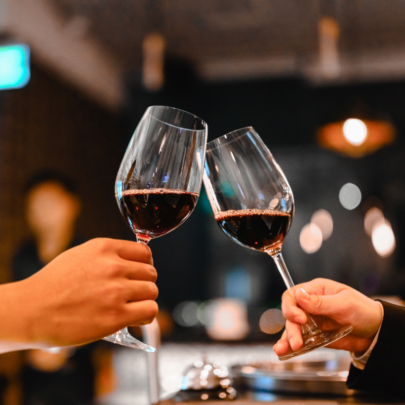 Duas taças de vinho brindando, simbolizando os festivais e eventos gastronômicos do interior de SP em junho