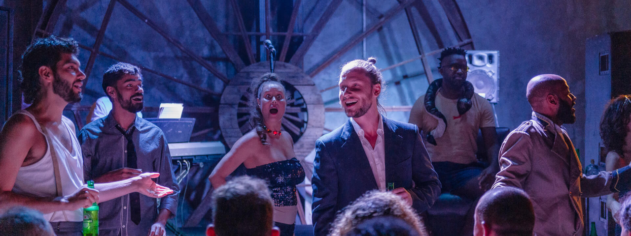 Atores em cena durante a divertida peça de teatro "Shakespeare Embriagado", em cartaz em São Paulo no mês de junho