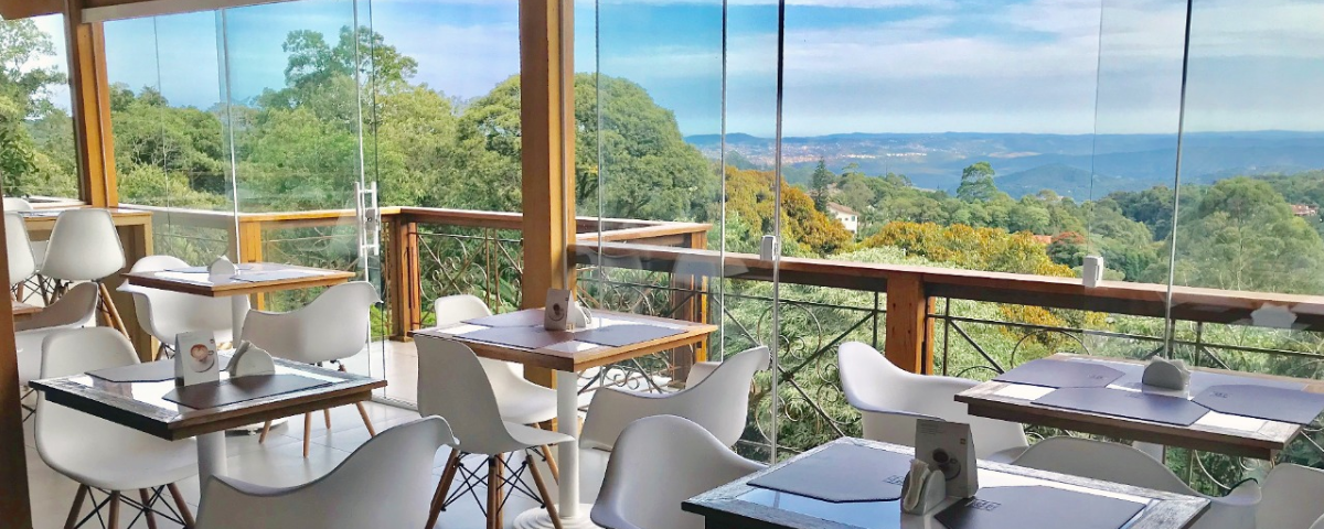 Vista deslumbrante da Serra da Cantareira no Frutta & Crema Restaurante, ideal para uma refeição imersiva na natureza