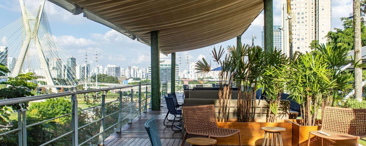 Vista do Greem Restaurante, um local charmoso cercado por vegetação que oferece uma experiência gastronômica tranquila em SP