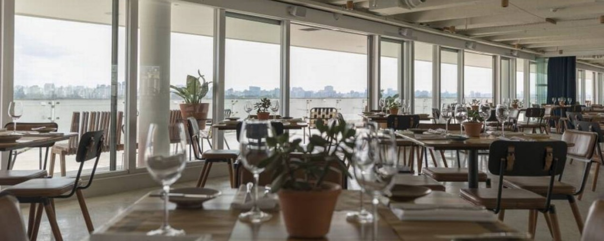 Salões e terraço do restaurante no MAC (Museu de Arte Contemporânea), com vista privilegiada para o horizonte de São Paulo