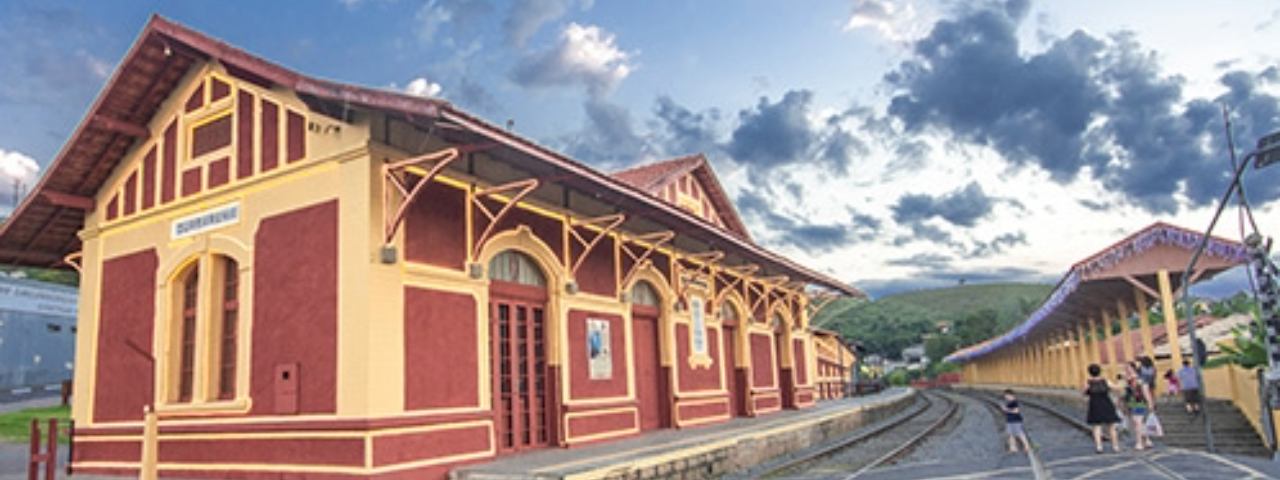 A estação de trem de Guararema com sua bela arquitetura histórica restaurada