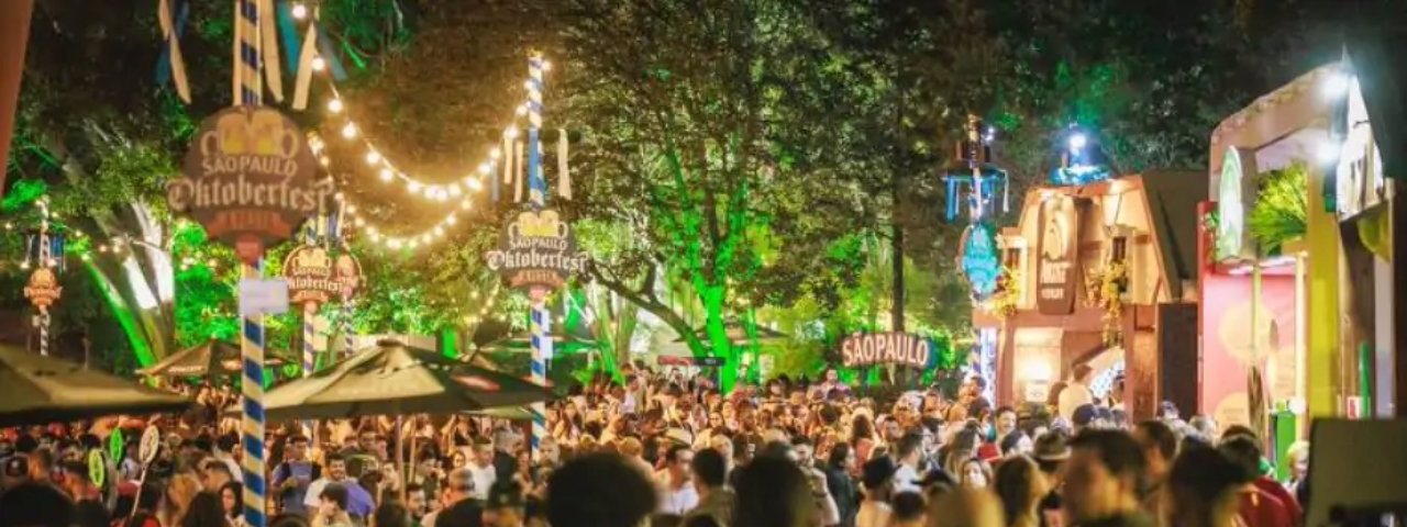 Público brindando com canecas no evento Oktoberfest de São Paulo, exemplo dos grandes festivais de inverno na cidade