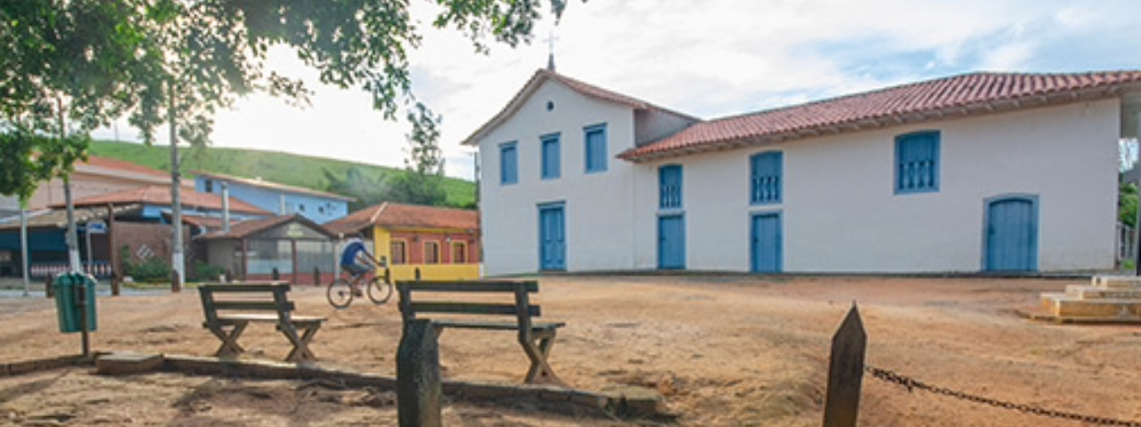 Praça central de Guararema com a igreja Freguesia da Escada e a estátua de São Longuinho ao fundo
