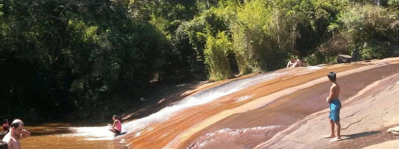 Cachoeira do Putin com destaque para o escorregador natural das pedras, um dos atrativos naturais de Guararema
