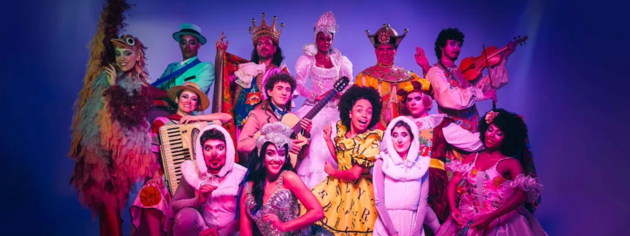Elenco da peça teatral Sonho Encantado de Cordel, em cartaz neste mês de julho, com suas características coloridas e poéticas