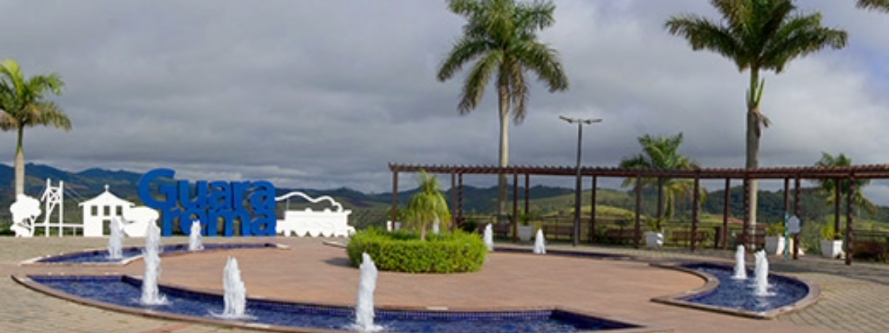 Praça do Mirante Prefeito Gerbásio Marcelino, com fontes e bangalôs, oferecendo uma vista panorâmica de Guararema