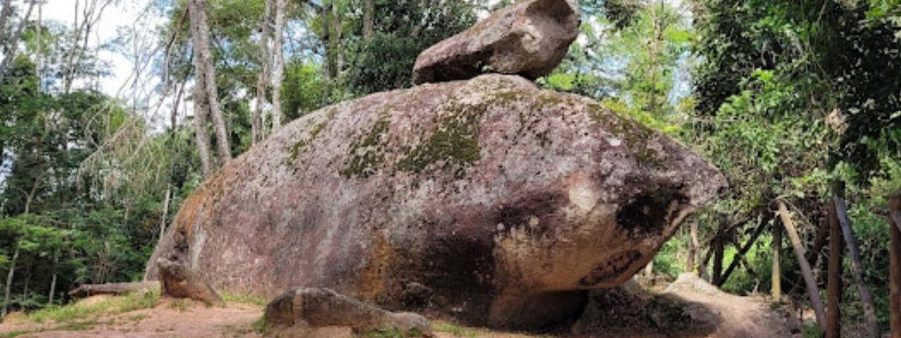 Duas pedras sobrepostas no Parque Municipal da Pedra Montada, um ponto turístico natural de Guararema