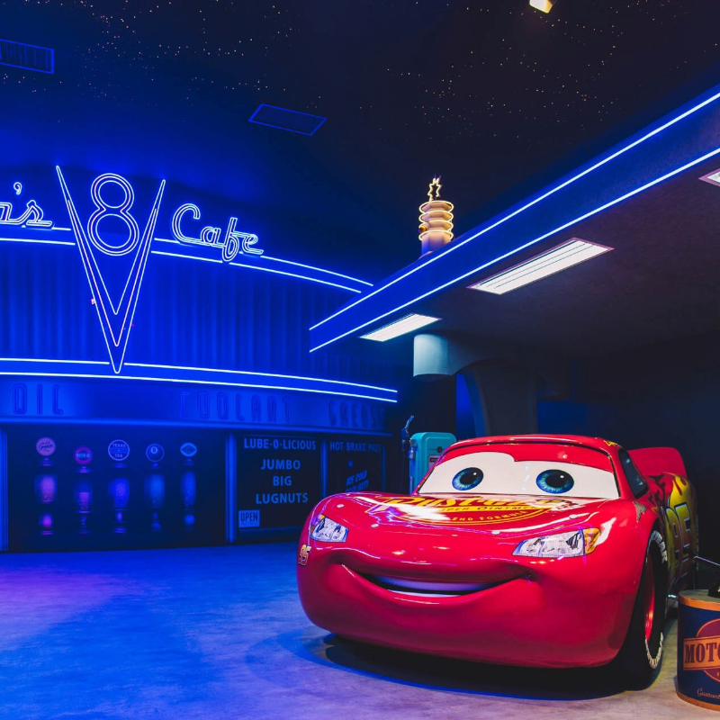 Parte da exposição Mundo Pixar com temática do filme Carros, uma das opções culturais para curtir as férias em São Paulo