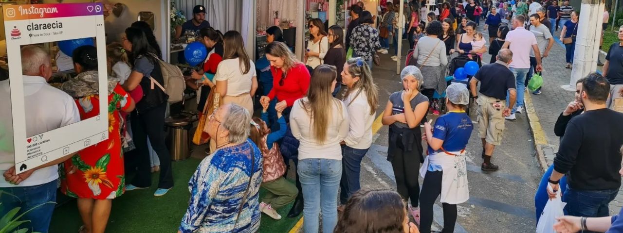 Visitantes exploram a Feira do Doce de Tatuí, um dos maiores eventos gastronômicos da cidade famosa pelos doces caseiros