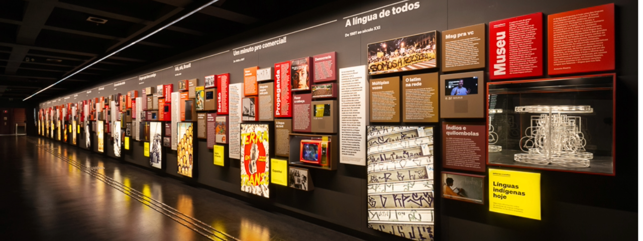 Interior do Museu da Língua Portuguesa, com exposições interativas para quem deseja aproveitar as férias com cultura em São Paulo