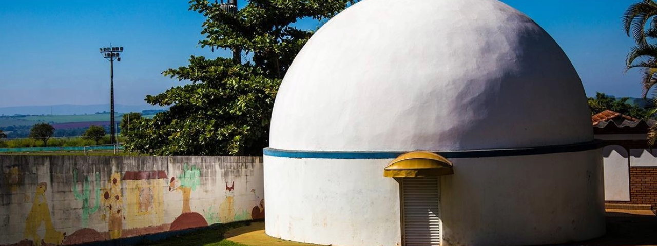 Vista de destaque da arquitetura do Planetário de Tatuí, um espaço científico e cultural na cidade