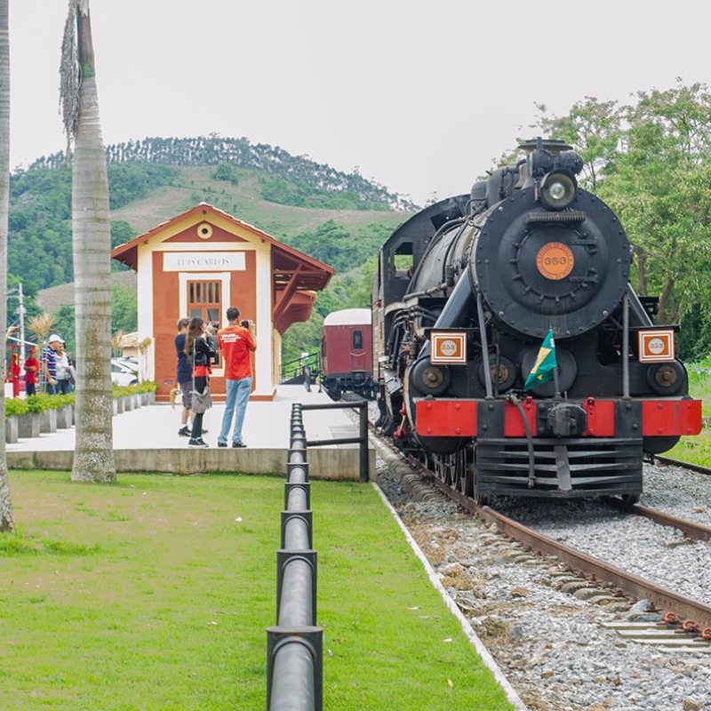 Estação de trem com a Maria Fumaça, um dos principais passeios turísticos em Guararema