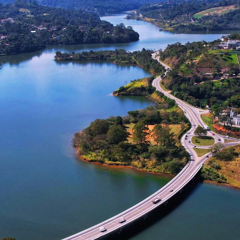 Vista aérea de Mairiporã, com destaque para a represa e a ponte que atravessa a paisagem deslumbrante da região