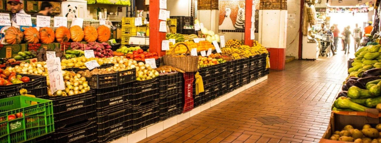 Parte interna do Mercado Municipal de Tatuí, com bancas repletas de frutas e legumes frescos provenientes da produção local