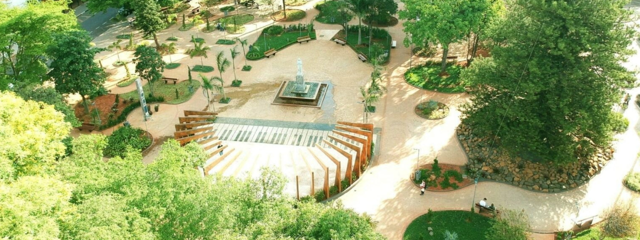 Imagem aérea da Praça Martinho Guedes, um dos cartões-postais de Tatuí, com seu paisagismo e áreas de lazer