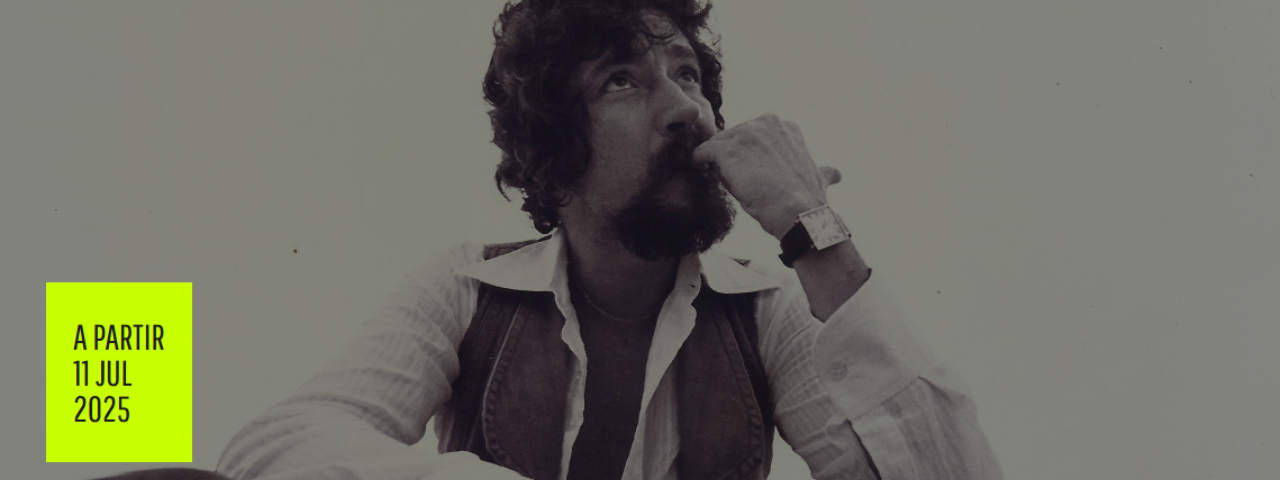 Banner de divulgação da exposição Baú do Raul, em homenagem ao legado musical de Raul Seixas, ideal para curtir as férias em SP