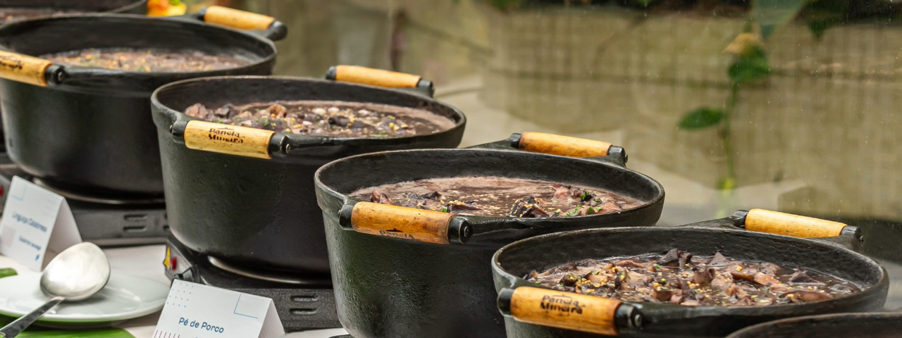 Panelas de barro com feijoada completa, representando os eventos gastronômicos para aproveitar em São Paulo na primeira quinzena de julho