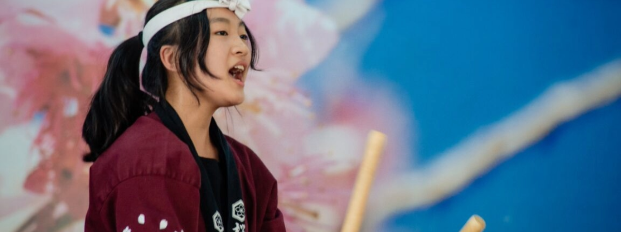 Apresentação de dança japonesa durante evento cultural do interior, celebrando as tradições orientais no mês de julho