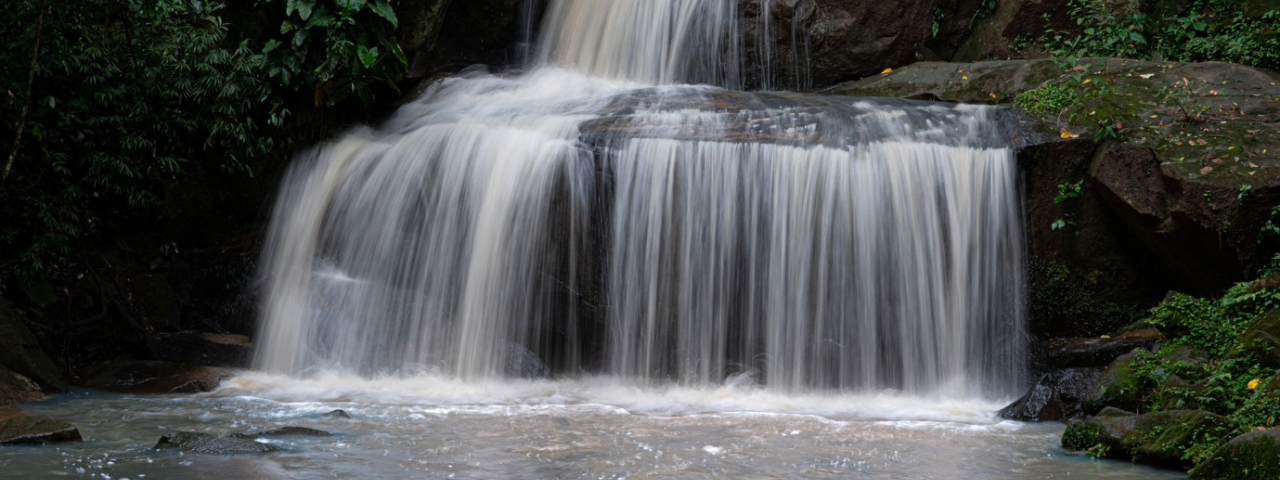 Queda d’água da Cachoeira da Caceia em Mairiporã, um refúgio natural imperdível na região