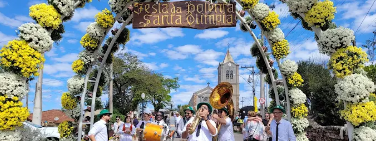 Banda se apresentando na Festa da Polenta, levando música e alegria a este evento tradicional do interior em julho