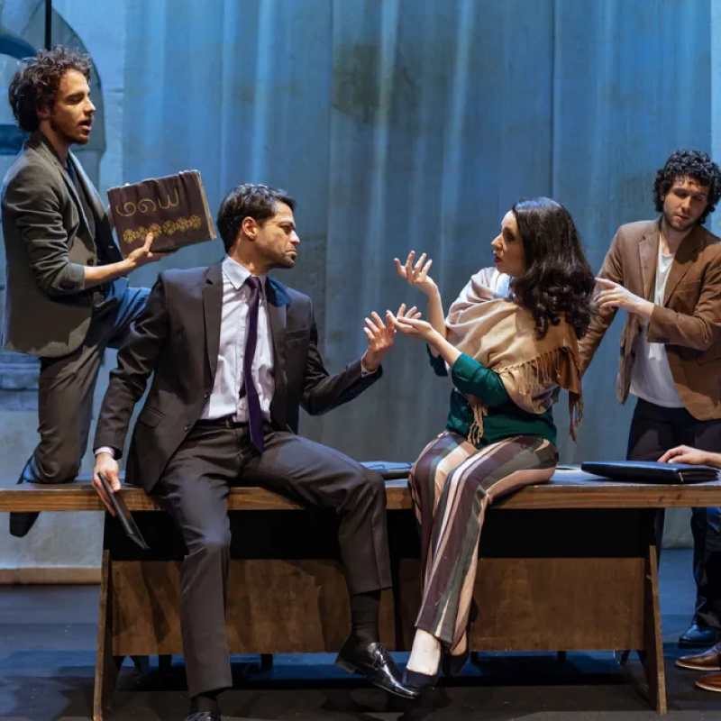 Atores em cena na peça O Homem mais inteligente da história, um sucesso no teatro em agosto