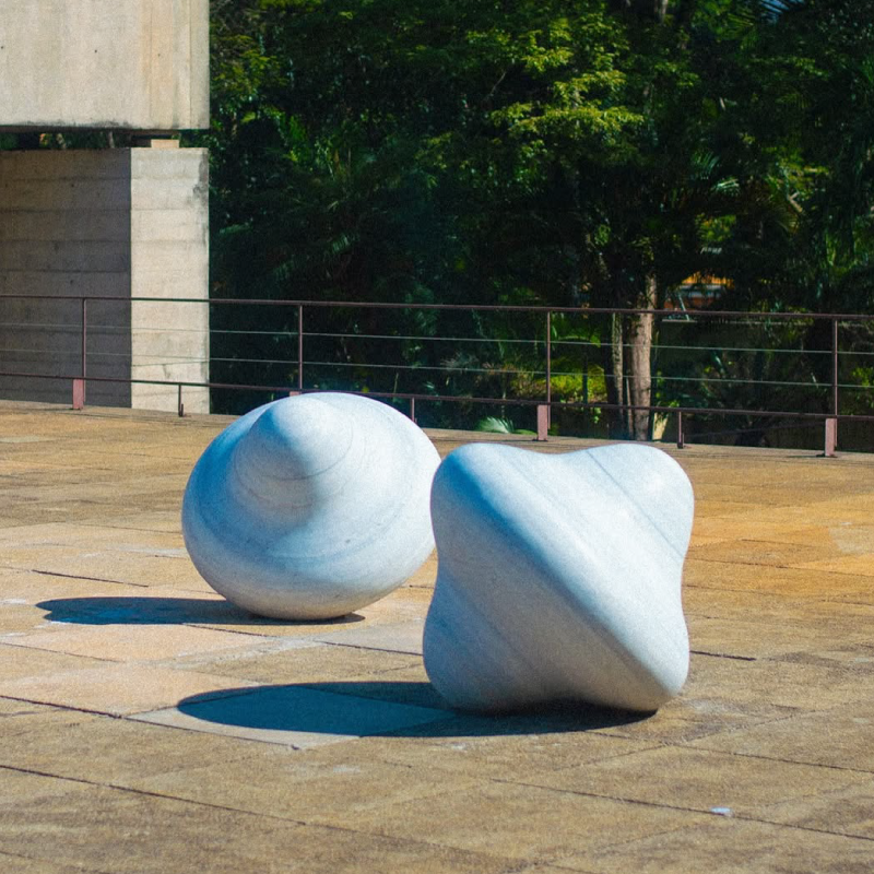 Obras de arte expostas na área externa do MuBE (Museu Brasileiro da Escultura e Ecologia), em São Paulo