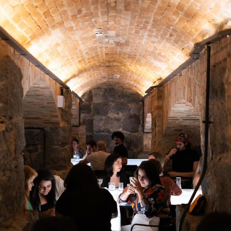 Parte interna do Bar dos Arcos, com decoração sofisticada e localização subterrânea no Theatro Municipal de São Paulo