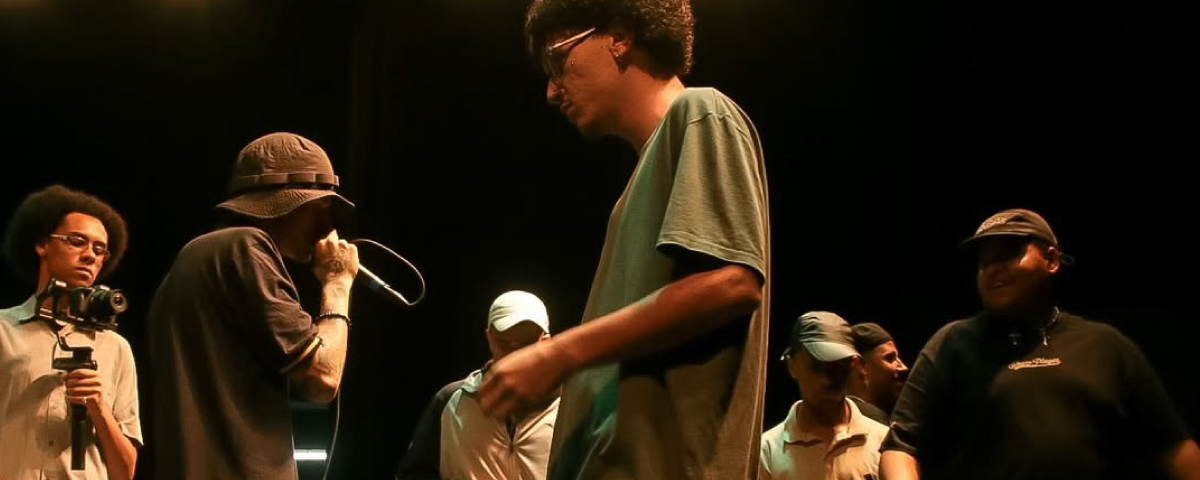 Rappers durante uma batalha de rima, o que evidencia a criatividade e improvisação no movimento hip hop