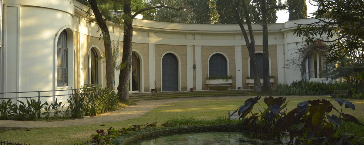 Parte interna do jardim da Casa Museu Ema Klabin, um oásis cultural e arquitetônico em São Paulo