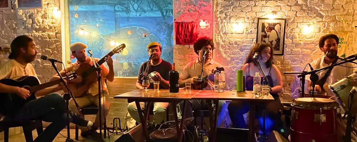 Grupo de samba se apresentando no Ó do Borogodó, casa icônica para os amantes de música em São Paulo