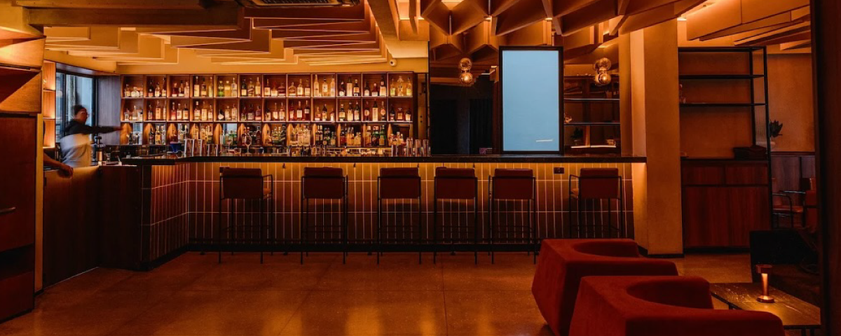 Parte interna do Bar Formosa Hi-Fi, decorado em atmosfera retrô e ideal para fãs de música ao vivo em São Paulo