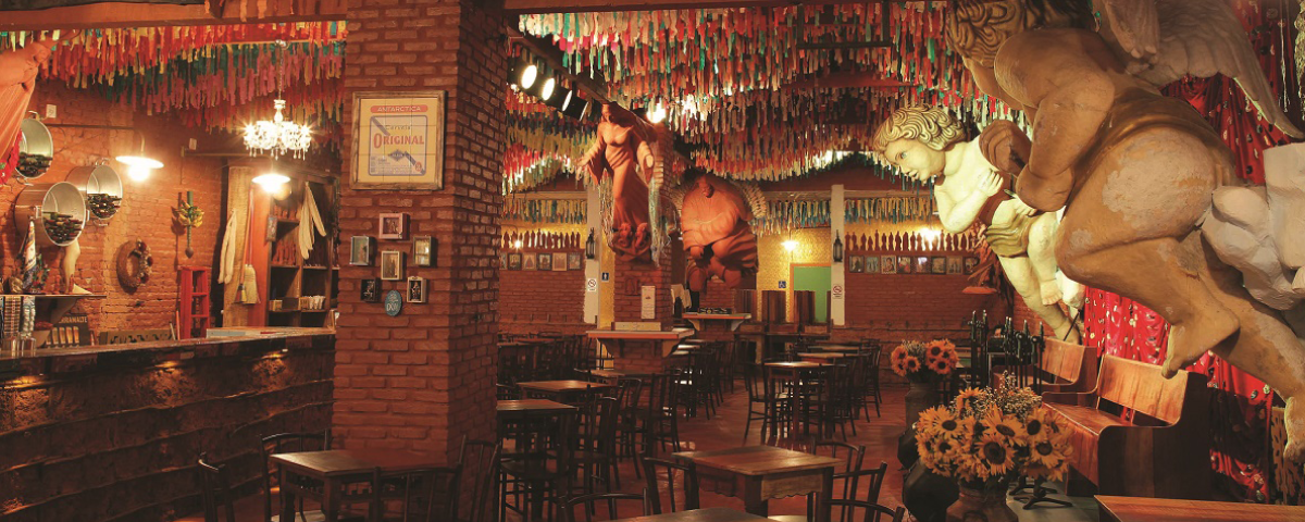 Parte interna do Templo Bar, com sua decoração única e clima perfeito para uma roda de samba