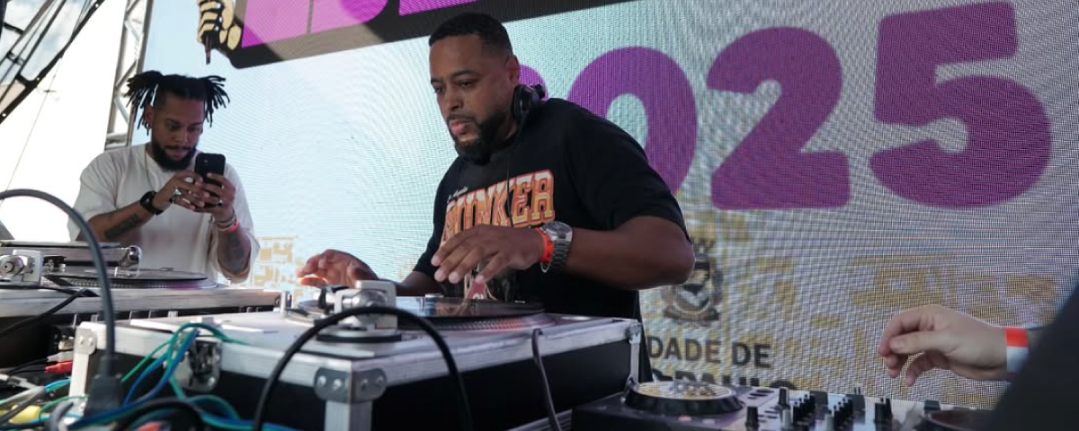 DJ em movimento durante uma apresentação de evento da cultura hip hop, comandando a vibe com sons marcantes