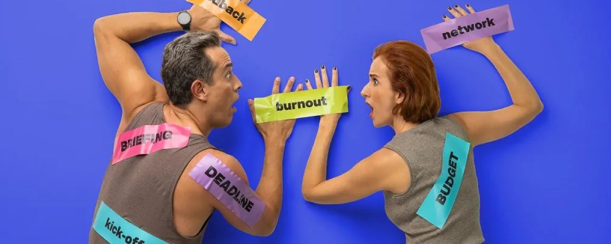 Banner de divulgação da peça Dá Trabalho, com os atores principais que estrelam a comédia