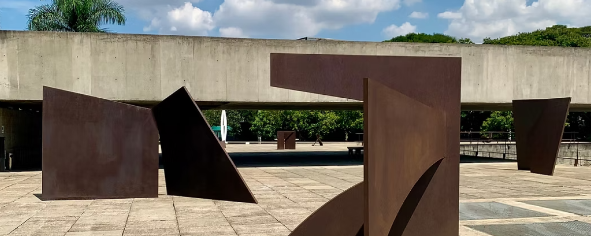 Obras de arte expostas na área externa do MuBE, um dos principais locais de arte contemporânea em São Paulo