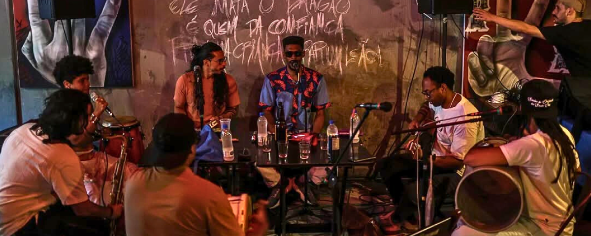 Banda se apresentando ao vivo no Anexo Godê, agitando a roda de samba. / Foto Divulgação