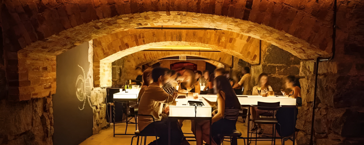Parte interna do Bar dos Arcos, com decoração sofisticada e localização subterrânea no Theatro Municipal de São Paulo