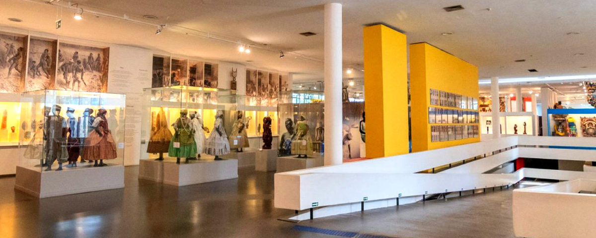 Parte interna do Museu Afro Brasil, com destaque para obras que retratam a história e a cultura afro-brasileira
