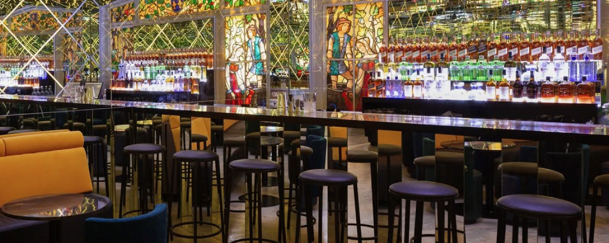 Parte interna do Infini Bar, com iluminação discreta e mobiliário sofisticado para uma experiência exclusiva com música ao vivo