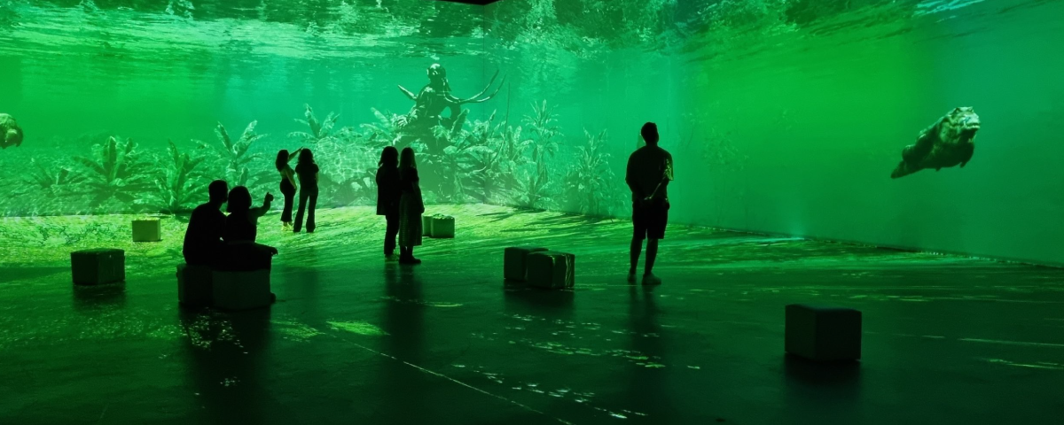 Pessoas imersas na exposição Júlio Verne 200, destaque no MIS Experience.