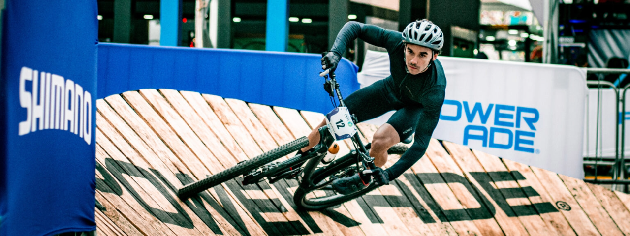 Ciclista andando durante uma apresentação no Shimano Fest, evento esportivo e cultural em São Paulo
