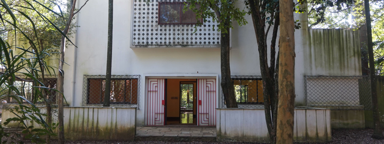 Fachada histórica da Casa Modernista, marco da arquitetura modernista no Brasil, localizada em São Paulo