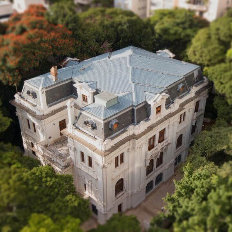 Vista aérea do casarão de Higienópolis que abriga o Paço das Artes, um espaço cultural icônico em São Paulo
