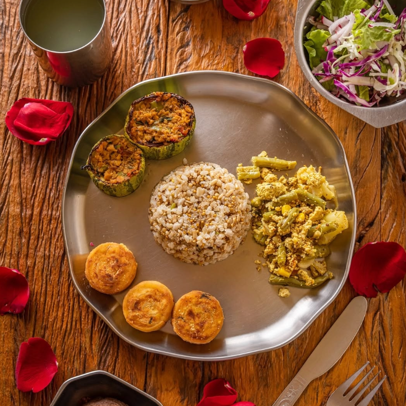 Mesa com pratos de comidas vegetarianas no restaurante Gopala, em São Paulo
