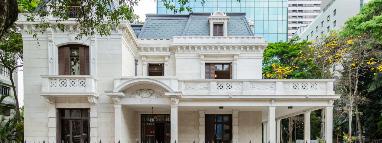 Fachada da Casa das Rosas, um casarão histórico com arquitetura clássica localizado na Avenida Paulista