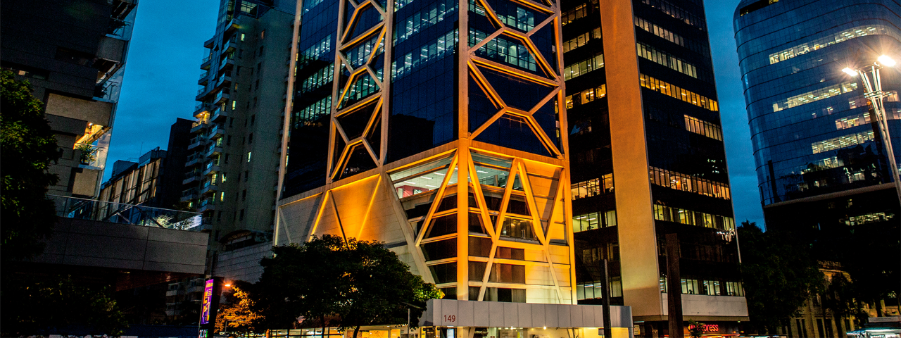 Fachada iluminada do Itaú Cultural na Avenida Paulista, destacando sua moderna arquitetura