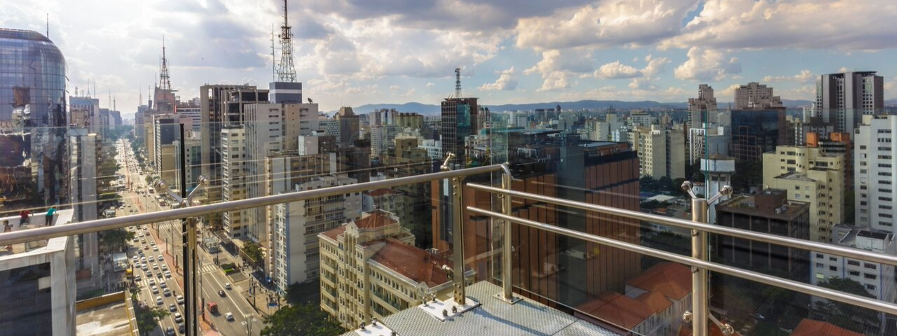 Vista deslumbrante da Avenida Paulista a partir do mirante do Sesc, mostrando um panorama único da cidade