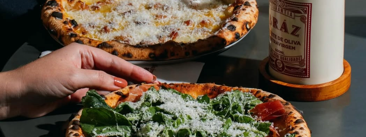 Duas pizzas da Braz Elétrica com coberturas atraentes, uma opção moderna e saborosa para comer de madrugada